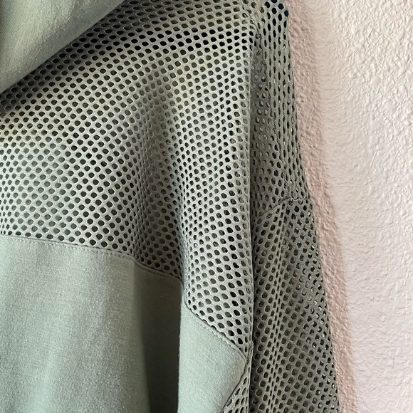 Hooded workout mesh hooded size large sweater - Picture 6 of 7